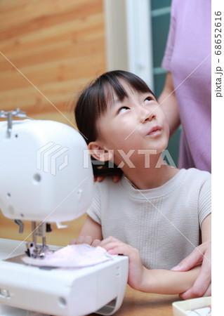 ママにミシンを教わる女の子 ママにミシンを教わる女の子 68652616