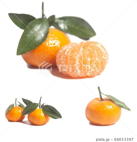 Ripe mandarins with green leaves 68653397