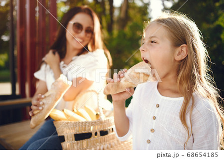 Mother with daughter playing in a summer paek 68654185