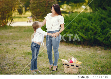 Mother with daughter playing in a summer paek 68654240