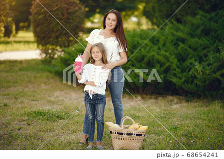 Mother with daughter playing in a summer paek 68654241