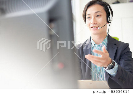 ビデオ通話をしている男性 68654314