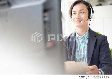 ビデオ通話をしている男性 ビデオ通話をしている男性 68654315