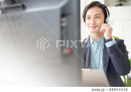 ビデオ通話をしている男性 68654316