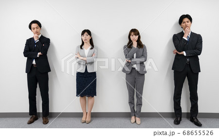 4人でソーシャルディスタンス 68655526