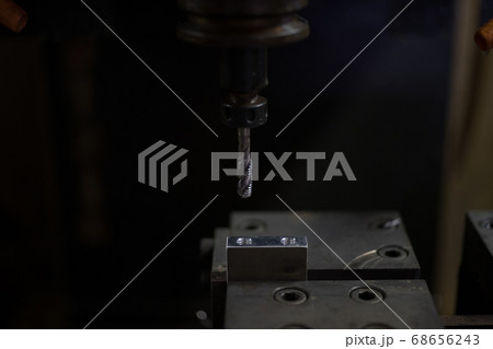 マシニングセンターでネジ切り加工 68656243