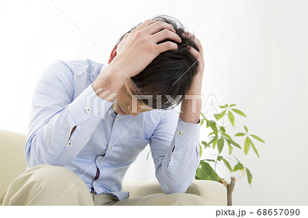 頭を抱える男性 頭を抱える男性 68657090