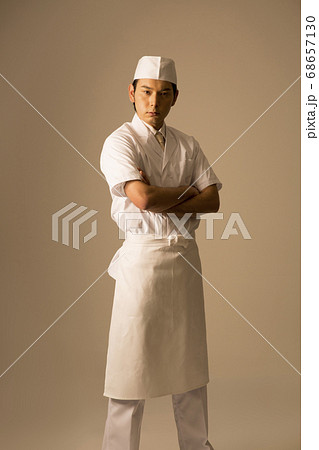 腕組みをする板前 68657130