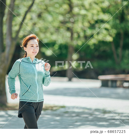 歩く女性 68657225