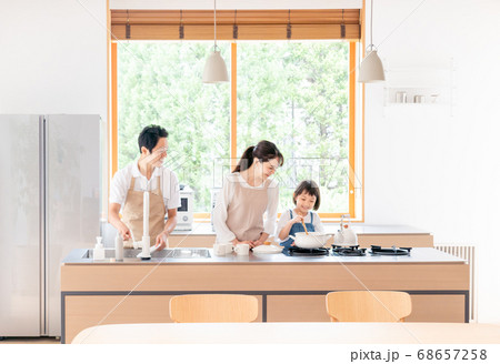 キッチンで料理する家族・ファミリー キッチンで料理する家族・ファミリー 68657258