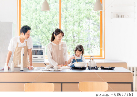 キッチンで料理する家族・ファミリー 68657261