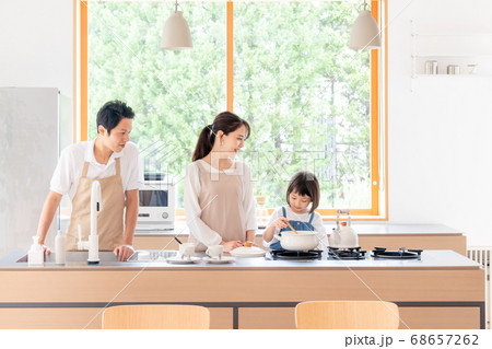 キッチンで料理する家族・ファミリー 68657262
