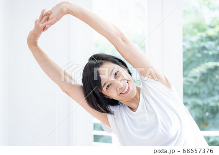 ヨガをするミドル女性 ヨガをするミドル女性 68657376