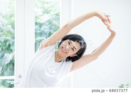 ヨガをするミドル女性 68657377