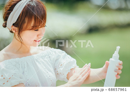 スキンケアする女性(虫除け・日焼け止め) スキンケアする女性(虫除け・日焼け止め) 68657961