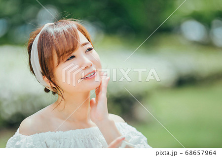 スキンケアする女性 68657964