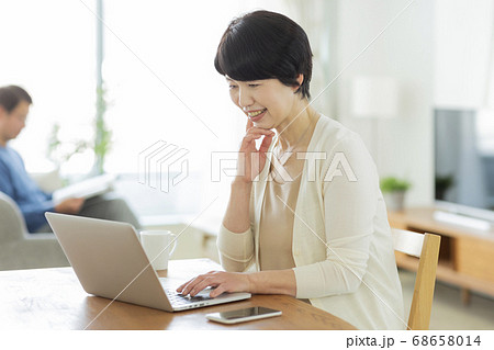 パソコンをするシニア女性 68658014