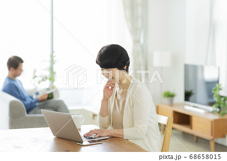 パソコンをするシニア女性 68658015