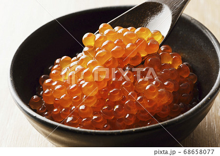 スプーンからこぼれ落ちるいくら醤油漬け 68658077