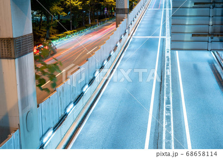 【東京の夜景】都会のクールな道路 【東京の夜景】都会のクールな道路 68658114