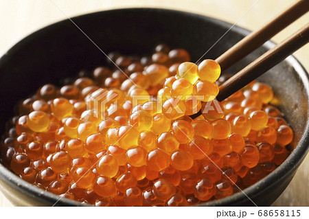 箸で持ち上げたいくらの醤油漬け 箸で持ち上げたいくらの醤油漬け 68658115