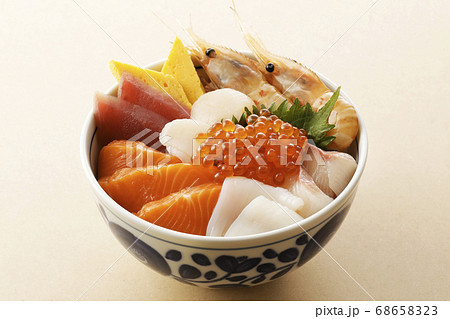 具だくさんの海鮮丼 68658323