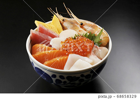 具だくさんの海鮮丼 具だくさんの海鮮丼 68658329