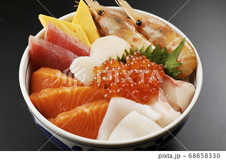 具だくさんの海鮮丼 具だくさんの海鮮丼 68658330