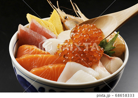 具だくさんの海鮮丼 68658333