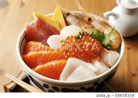 具だくさんの海鮮丼 具だくさんの海鮮丼 68658336