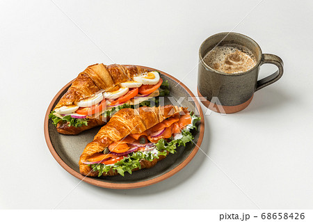 クロワッサンのサンドウィッチ　Croissant ham sandwich with cheese 68658426