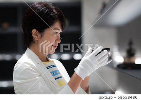 お買い物を楽しむ40代女性 お買い物を楽しむ40代女性 68658480