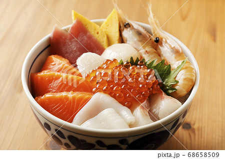 具沢山な海鮮丼 68658509