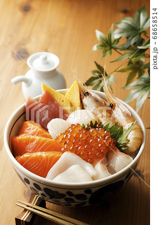 具沢山な海鮮丼 68658514
