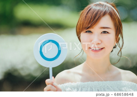 マルを持つ女性（OK・グッド） 68658648