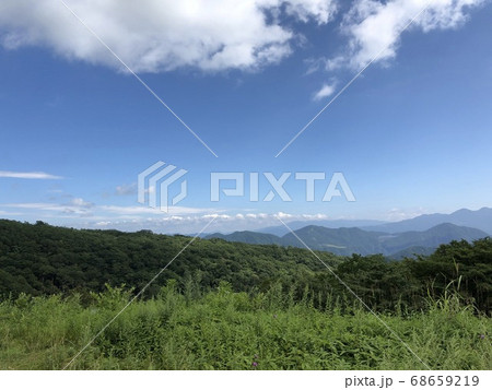 日光霧降高原の丘の上から街を見下ろす空と自然の景色 68659219
