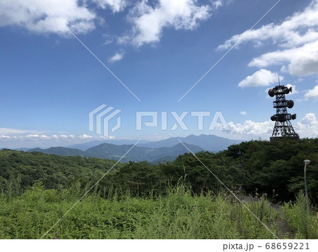 日光霧降高原の丘の上から街を見下ろす空と自然の景色 68659221