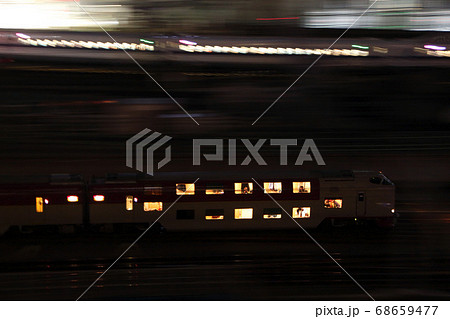 夜の東京駅を発車する寝台特急サンライズ瀬戸・出雲号と東海道新幹線 68659477