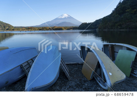 秋の精進湖からの富士山 68659478