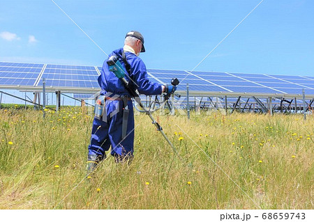 草刈りをする男性　シニア　シルバー 68659743