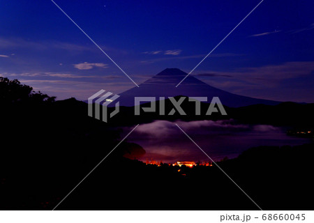 箱根大観山から富士山の夜明け 68660045
