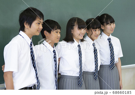 黒板の前に並ぶ中学生 68660185