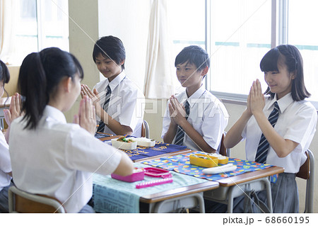 お弁当を食べる中学生 68660195