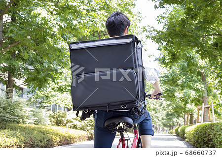 フードデリバリーのアルバイトをする男性 68660737