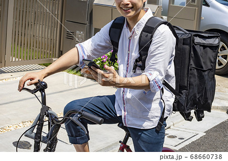 フードデリバリーのアルバイトをする男性 フードデリバリーのアルバイトをする男性 68660738