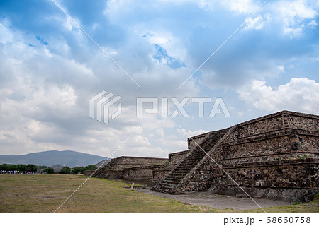 メキシコ　世界遺産のテオティワカン遺跡の死者の道 68660758
