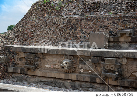 メキシコ　世界遺産のテオティワカン遺跡のレリーフ 68660759