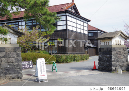 萩市明倫学舎の入り口門と校舎の景色 68661095