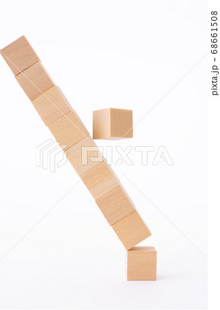 積み木ブロック　崩れる 68661508