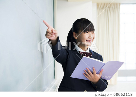 中学生　高校生　授業　女子　発表 68662118